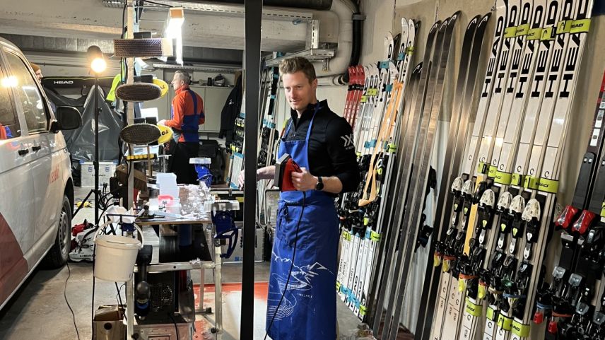 Mathias Fuhrer an seiner Arbitstelle. Meistens ein Keller oder eine Garage. Foto: Andtrea Gutgsell