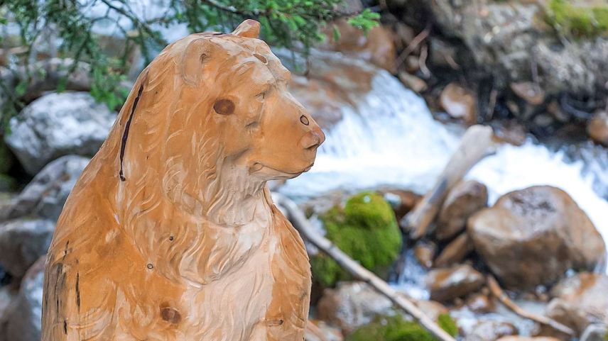 In der Region trifft man vielerorts auf wunderschöne Holzschnitzereien. Foto: Hans Lozza, Schweizerischer Nationalpark