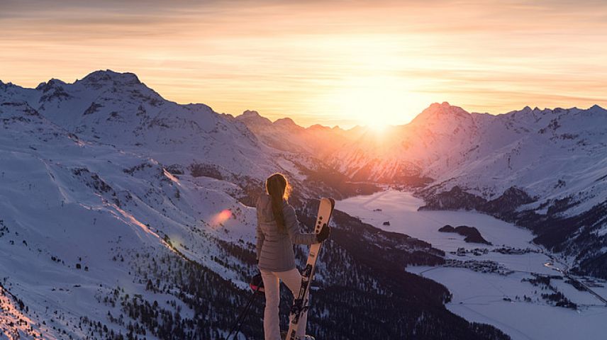 Die Hahnensee-Abfahrt beeindruckt durch die Aussicht auf die gefrorenen Seen. Foto: Corvatsch AG