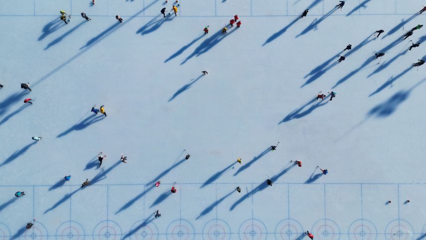 Curlerinnen und Curler auf dem Eisplatz in Silvaplana während der Coppa Romana. Foto: Silvaplana Tourismus