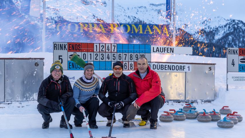 Zum neunten Mal siegte Dübendorf I an der 55. Coppa Romana der Curler in Silvaplana: Skip Werner Attinger, Markus Foitek, Marina Hauser, Armin Hauser. Foto: Roger Fiechter