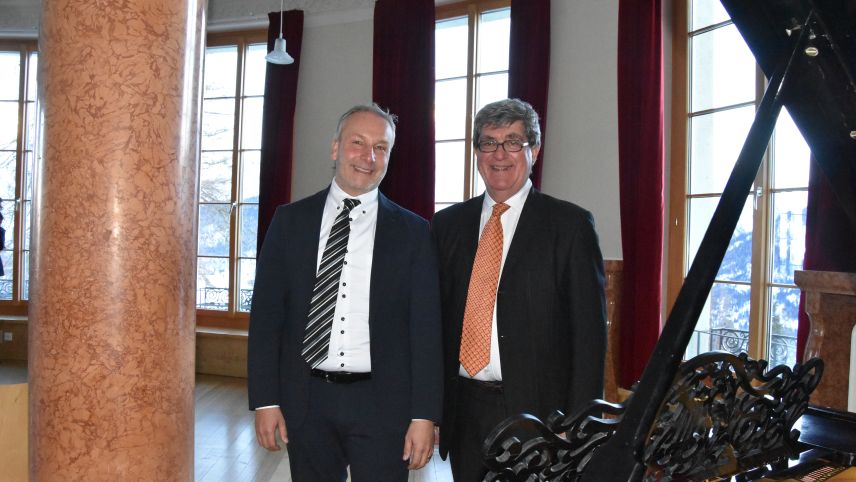 Ils respunsabels da l’Institut Otalpin Ftan, Jon Peer, president dal cussagl administrativ, e Christoph Hendrickx,  manader administrativ, davo il piano da Steinway (fotografia: Nicolo Bass).