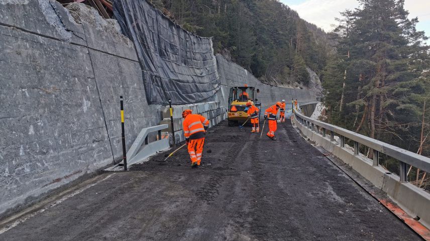 Die Strasse kann wieder freigegeben werden. Foto: Peder Caviezel