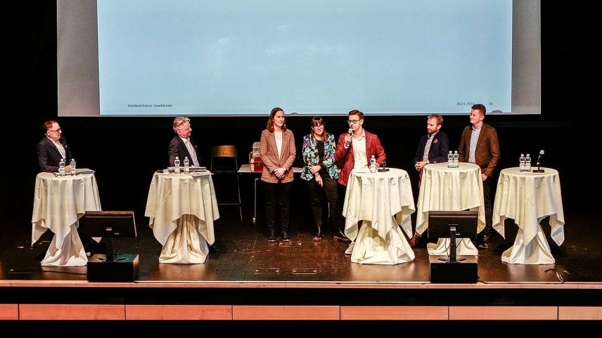 Von links: Jürg Domenig und Ernst Aschi Wyrsch von HotellerieSuisse Graubünden, Manuela Villinger, Noëmi Ruckstuhl, Jamie Rizzi, Michael Müller (Romantik Hotel Muottas Muragl) und Julian Matthijssen von der «NextGen». Foto: Jon Duschletta