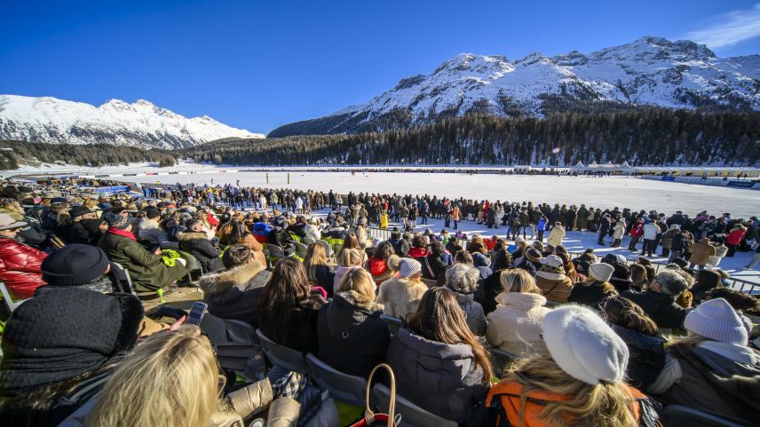 Bei Kaiserwetter strömten die Zuschaerinnen und Zuschauer auf den St. Moritzersee. Foto: fotoswiss.com/Giancarlo Cataneo