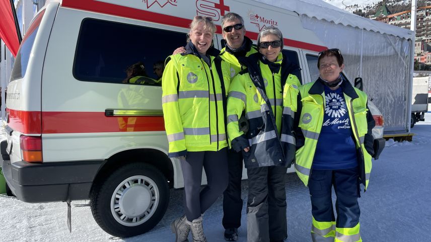 Das gutgelaunte Sanitätsteam beobachtet das bunte Treiben auf dem St. Mortzersee. Foto: Fadrina Hofmann