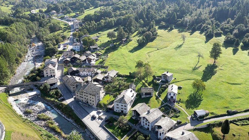 Das Dorf Stampa mit dem an der Brücke liegenden «Piz Duan» – gegenüber liegt das «Rote Haus» mit dem Atelier der Giacomettis. Foto: Laura Ceretti