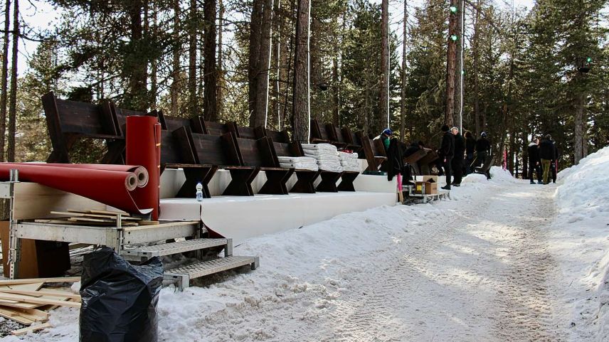 Die Aufbauarbeiten für die Modenschau im St. Moritzer Wald sind aufwendig und dauern mehrere Tage. Fotos: Julia Biffi