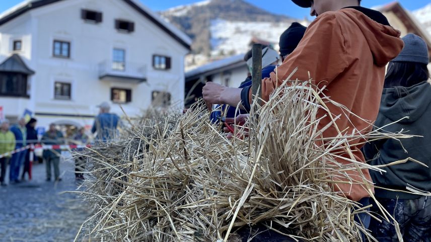 Die Strohstränge werden um einen Balken gedreht. Foto: Fadrina Hofmann