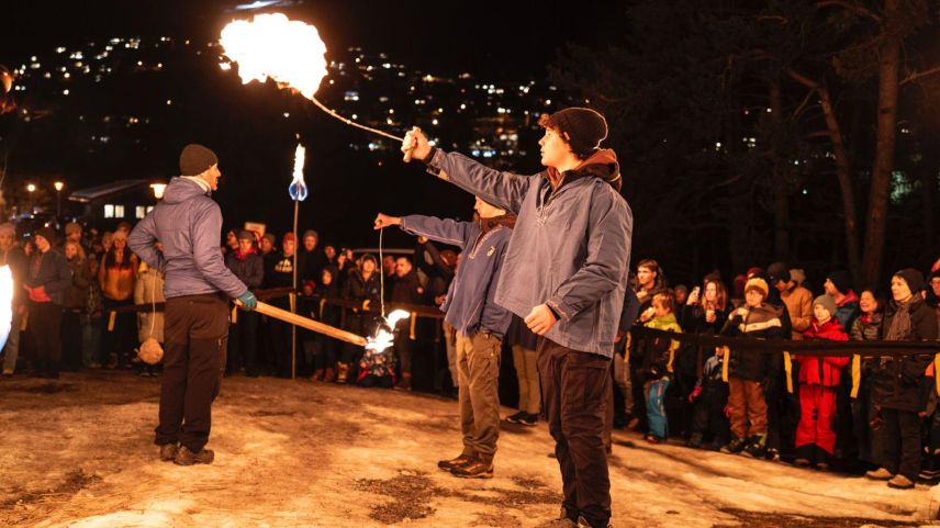 Die ältesten Schulkinder veranstalten ein wahres Feuerspektakel. Foto: Mayk Wendt