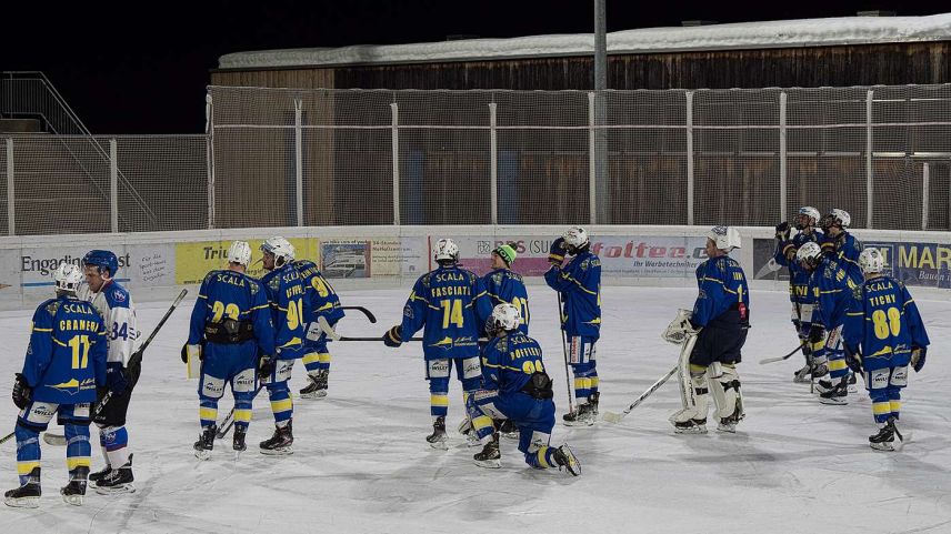 Am Schluss blieb nur die Enttäuschung: Die Spieler des EHC St. Moritz nach der Niederlage vom letzten Dienstag, welche gleichbedeutend ist mit dem Ausscheiden aus den Play-offs. Foto: Reto Stifel