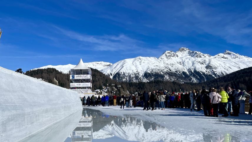 Die hohen Temperaturen hinterlassen sichtbare Wasserlachen auf dem gefrorenen See. Foto: Fadrina Hofmann