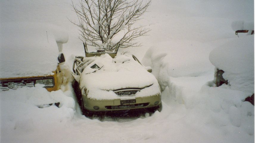 Eines der von der Lawine erfassten Autos. Foto: Peder Caviezel