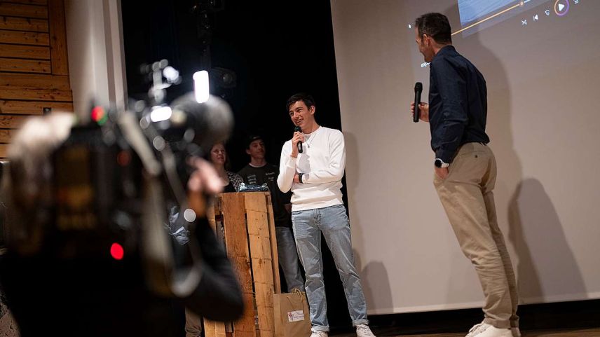 Mit Moderator Adriano Iseppi konnten die Athletinnen und Athleten von ihren Erfahrungen an den Rennen in Slowenien, Südkorea und Polen berichten. Fotos: Academia Engiadina/Mayk Wendt