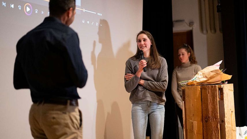 Mit Moderator Adriano Iseppi konnten die Athletinnen und Athleten von ihren Erfahrungen an den Rennen in Slowenien, Südkorea und Polen berichten. Fotos: Academia Engiadina/Mayk Wendt