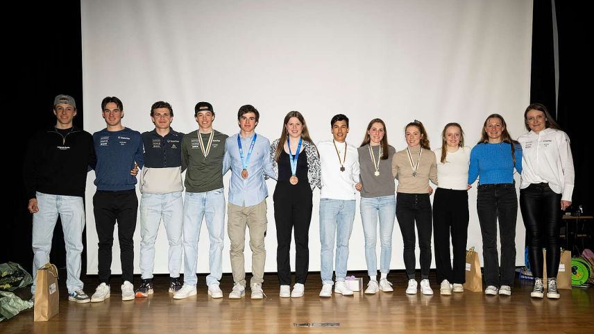 Neben den Oberengadiner Medaillisten brachte auch Isai Näff aus Sent eine Silbermedaille vom 10-Kilometer-Klassich-Rennen an der JWM nach Hause. Foto: Academia Engiadina/Mayk Wendt