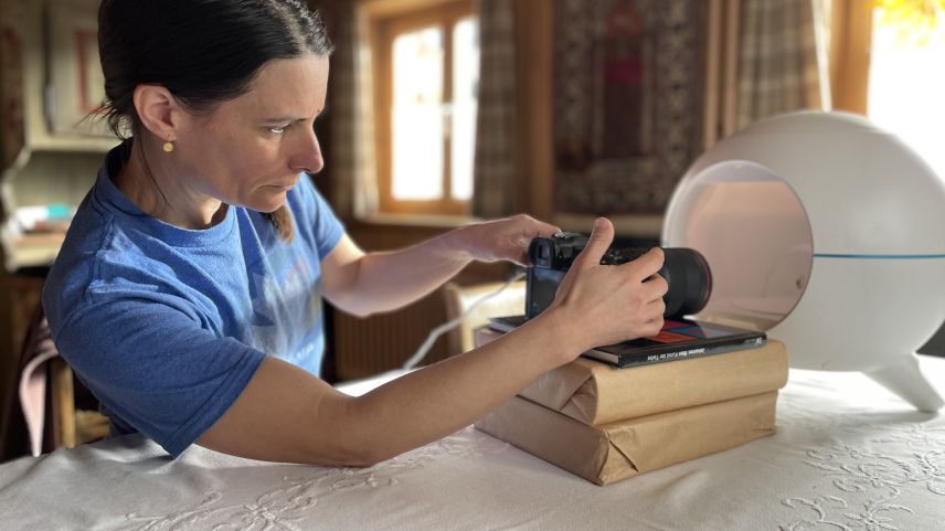 Notta Caflisch fotografiert "Morins" für ein Kunstprojekt. Foto: Fadrina Hofmann