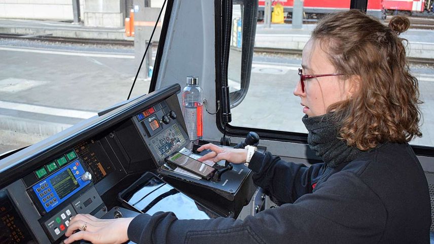 Larissa Kohler bereitet am Bahnhof in Chur die Abfahrt des Zuges in Richtung St. Moritz vor. Fotos: Imke Maggraf