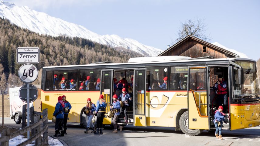 Ils uffants van da cumün a cumün, tanteraint eir cul bus. fotografia: Dominik Täuber