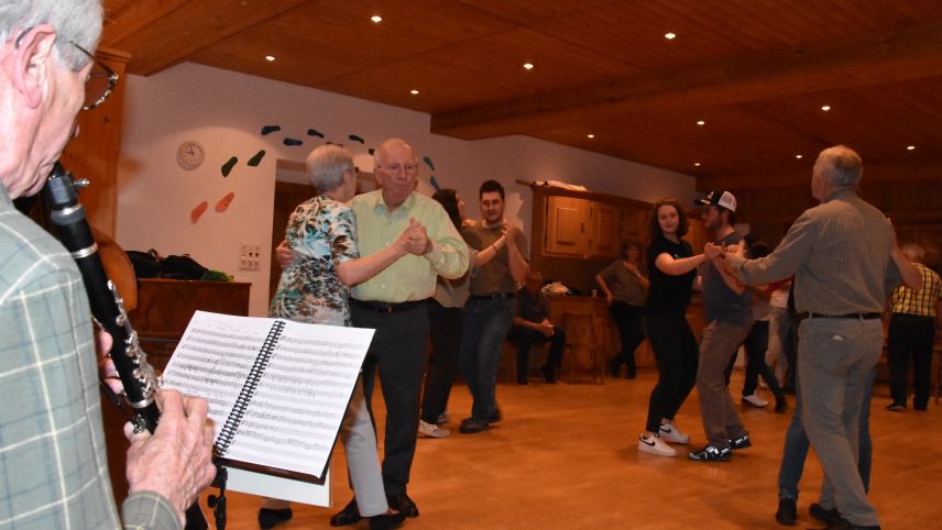 La Gruppa da sot Engiadina Bassa organisescha mincha duos eivnas üna sairada publica da ballar per giuven e vegl illa sala da pravenda a Scuol. In lündeschdi passà ha pisserà la Chapella Erni pella musica populara (fotografia: Nicolo Bass).