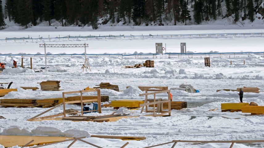 Der Abbau der Infrastruktur auf dem See gestaltet sich in diesem Jahr besonders schwierig, wie das Bild vom Dienstag zeigt. Bis zu diesem Wochenende sollte aber ein grosser Teil des Materials weggeräumt sein. Foto: Reto Stifel