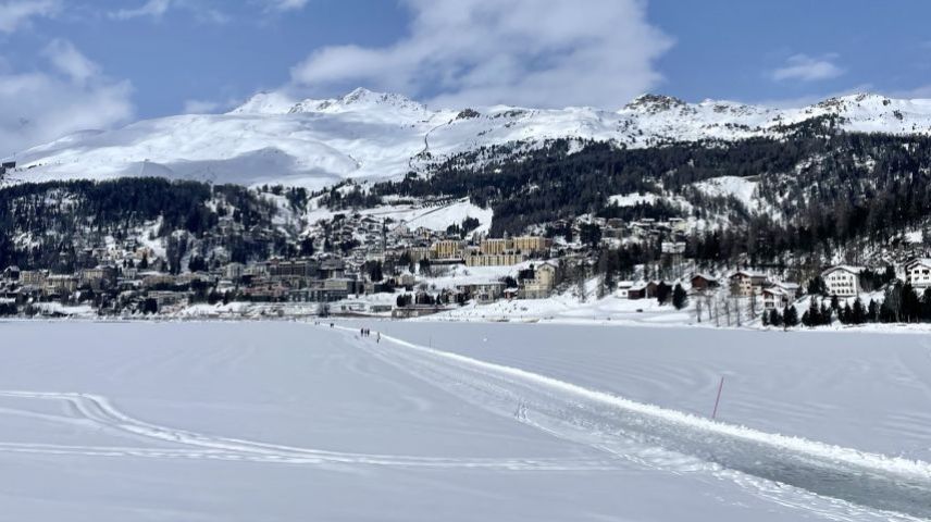 Unter der Eisschicht des St.Moritzersees sollen eine oder mehrere Quallen leben. Foto: Jan Schlatter