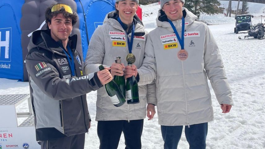 Zeit zum Anstossen: Das Podest der Alpencup-Gesamtwertung der Herren, Isai Näff in der Mitte, rechts Niclas Steiger. Foto: Marco Isenschmid/Swiss-Ski