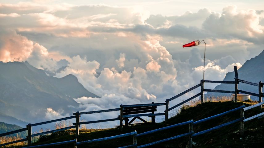 Zuerst schauen, woher der Wind weht: Die Region Maloja will der Oberengadiner Bevölkerung den Fusions-Puls fühlen. Foto: Jon Duschletta