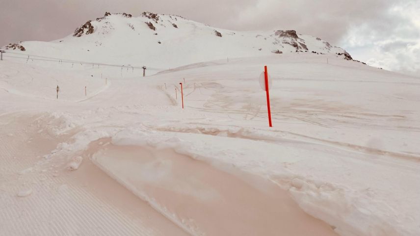 Der Begriff "rote Piste" ist für einmal sehr treffend. Foto: Dario Giovanoli