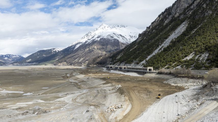 Die Strasse wird um 50 Meter in den See verlegt.  Foto: Mayk Wendt