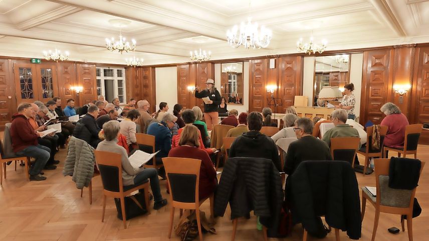 Urs Leonhardt geniesst die Chorprobe mit einheimischen Sängerinnen und Sängern im Hotel Scuol Nairs. Seit Wochen proben rund 50 Sängerinnen und Sänger die «Ode an die Freude» für die Auftritte im kommenden Juni (Foto: Michael Steiner).