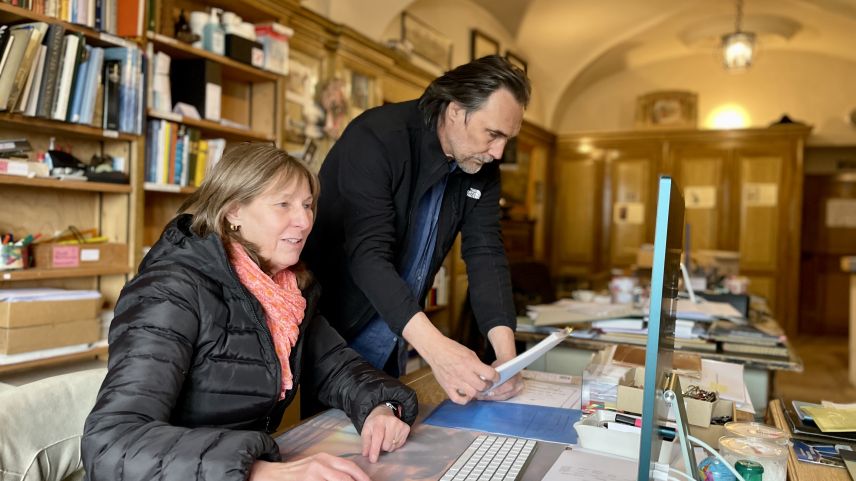 Andrea Schmid und Gian-Nicola Bass bei der Arbeit. Foto: Fadrina Hofmann