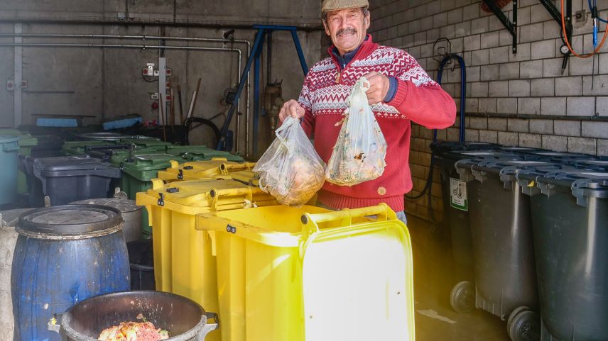 Duri Casty hilft auf der Biogas-Anlage Forz Agricula in Zuoz tatkräftig mit. Auch wenn es darum geht, Fremdstoffe aus dem Sammelgut zu entfernen. . Fotos: Jon Duschletta