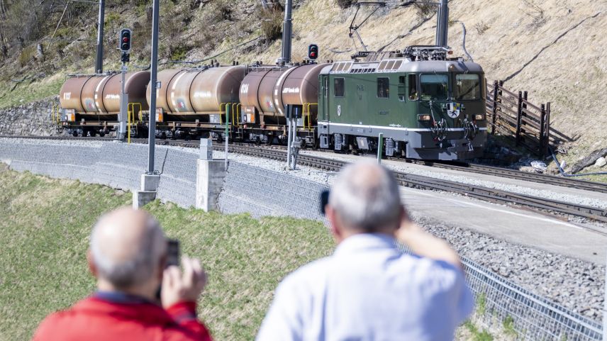 Einfahrt der Grünen RhB Ge 4/4 II 611 „Landquart“ in Bergün am vergangenen Freitag. Foto: Mayk Wendt