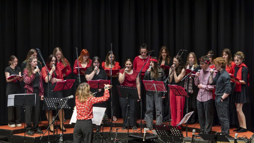 Der Schulchor der Academia Engiadina Samedan mit Dirigentin Helga Arias in Aktion am Samstagabend im Pontresiner Kongresszentrum Rondo. Foto: Gioanna Meuli