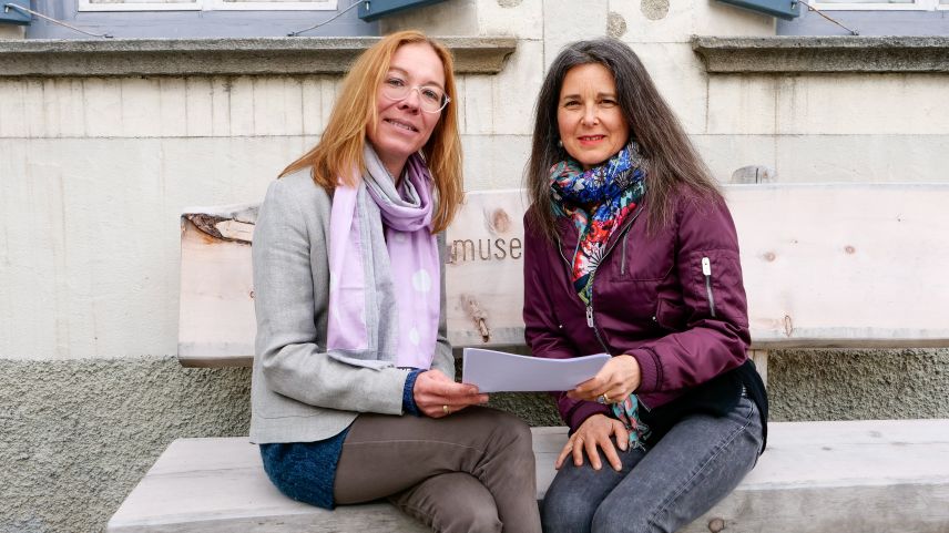 Stefanie Stegemann (links) und Martina Shuler-Fluor vor dem Museum Alpin in Pontresina. Sie freuen sich auf die grosse Oberengadiner Kulturkiste, die Gemeinschaftsausstellung «Licht und Schatten im Engadin». Foto: Jon Duschletta