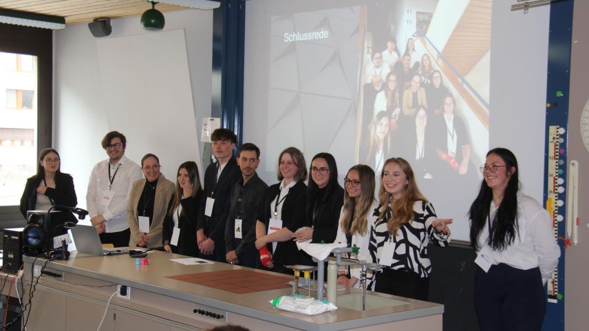 Die Lernenden der Detailhandelsklasse 22 haben einen Einblick in den Schulalltag gegeben. Fotos: z. Vfg