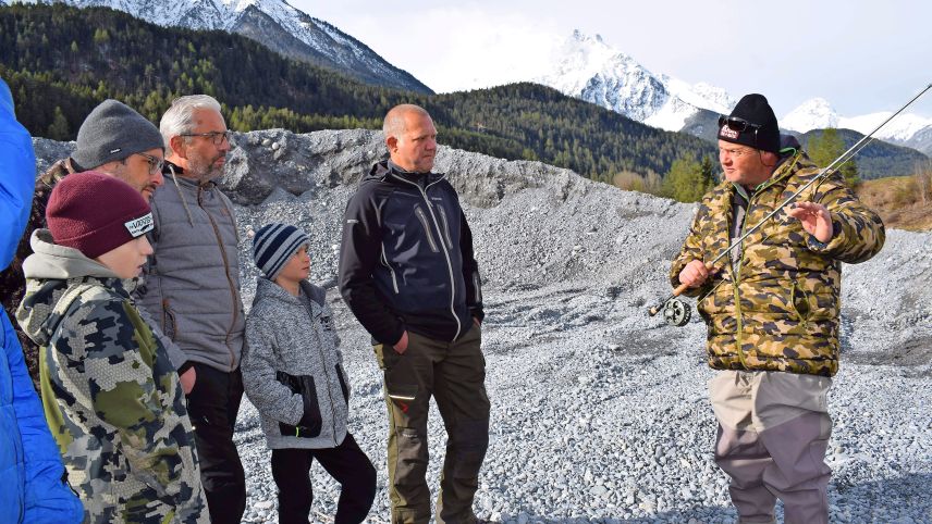 Adrian Taisch aus Scuol vermittelte seiner Gruppe alles Wissenswerte über die Fischereikunst. 