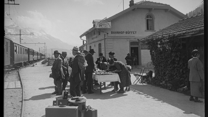 Am Bahnhof von Bever. Foto: Gustav Sommer/Kulturarchiv Oberengadin