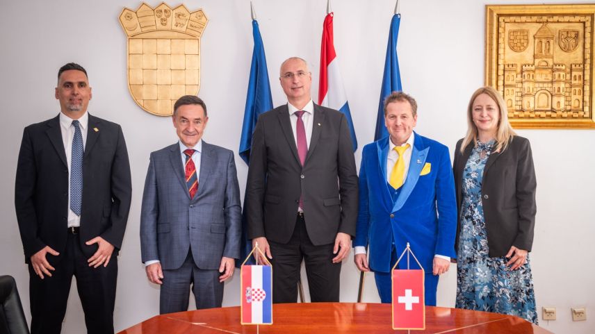 Christian Jott Jenny mit Stadtpräsident Ivica Puljak (Mitte), Urs Hammer, Schweizer Botschafter in Kroatien (zweiter von links), und Elisabeth Tomic, Honorakonsulin Konsulat der Schweizerischen Eidgenossenschaft in Split. Foto: z. Vfg