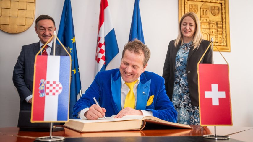 Christian Jott Jenny schreibt ins Ehrenbuch der Stadt Split. Im Hintergrund der Schweizer Botschafter Urs Hammer und Honorakonsulin Elisabeth Tomic. Foto: z. Vfg