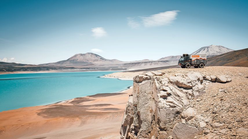 Der «Terren» im chilenischen Altiplano mit den beiden Vulkanen San Francisco (links) und Incahuasi. Der See heisst Laguna Verde. Fotos: Sidario Balzarini