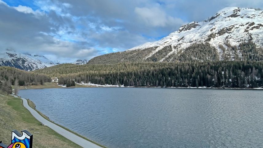 Am letzten Freitagabend waren noch letzte Eisreste auf dem St. Moritzersee zu sehen, doch schon am Samstag 
präsentierte sich der See eisfrei. Foto: Reto Stifel