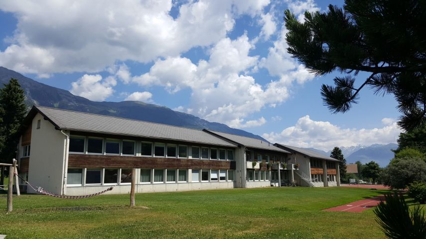 Davo la sanaziun da la scoula Müstair dessan gnir units tuot ils s-chalins da scoula da la val suot quel tet. Las lavuors da sanaziun vessan da cumanzar l’on chi vain – ün on plü tard co previs (fotografia: mad).