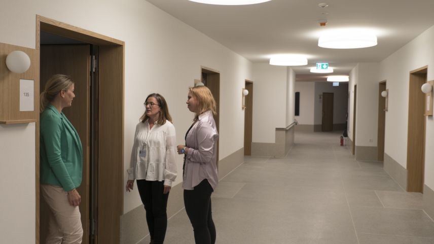 SGO-CEO Susanne Stallkamp, die Gesamtleiterin der Alterszentren, Gabriela Busslinger und Gianna Raselli, SGO-Kommunikation (von links) auf einem der Stockwerke mit den Zimmern. Foto: Reto Stifel