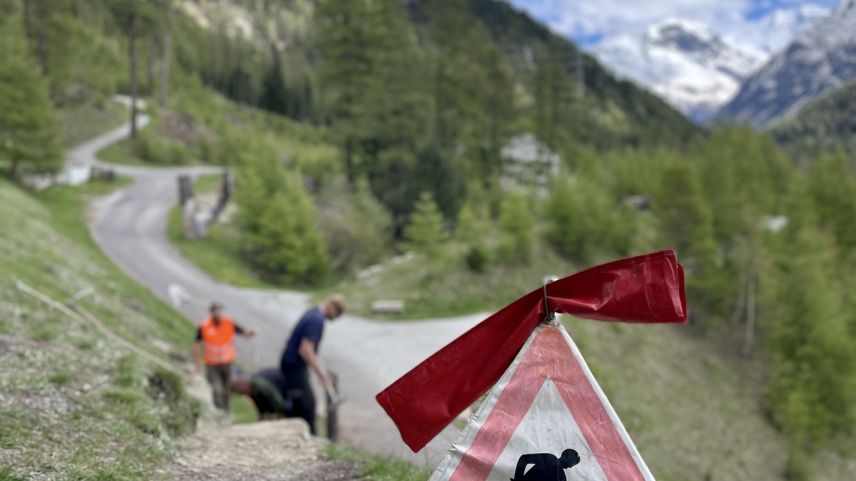 Oberhalb von Pontresina erhält der steile Wanderweg Treppentritte. Foto: Fadrina Hofmann