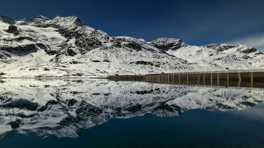 Dieses Mondlichtbild vom Lago Bianco vereint drei Leidenschaften Walthers: Mondlicht, Spiegelungen und Stauwerke. 