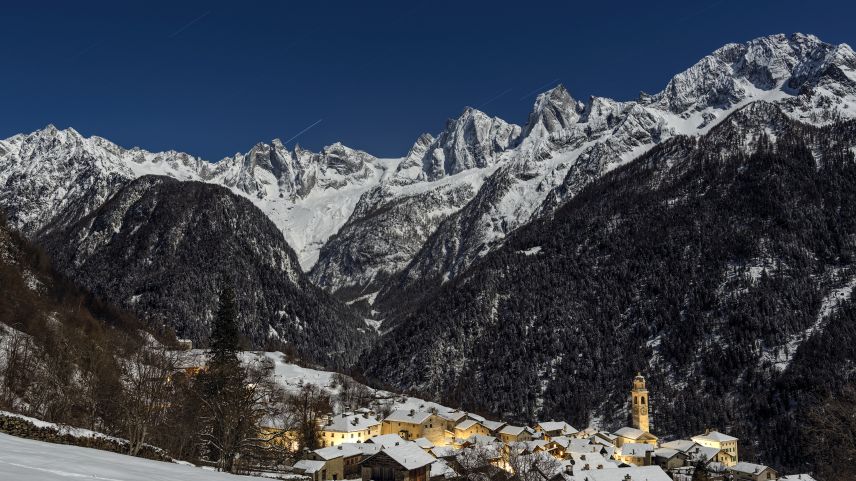 Soglio, die Bergeller Alpen und die Val Bondasca im winterlichen Mondlicht. 