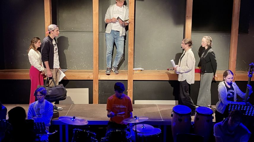 Die Schülerinnen und Schüler des Lyceum Alpinum Zuoz überzeugen im Stück "New World". Foto: Fadrina Hofmann