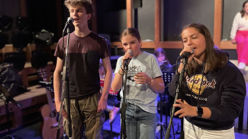 Auch Gesang gehört zur Aufführung. Foto: Fadrina Hofmann